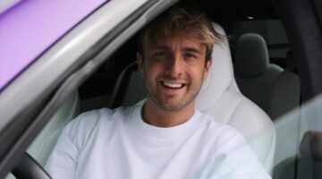 Thomas Brok in zijn bijzondere wagen.