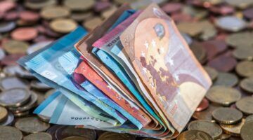 Geld, dat gaan pensionado's meer krijgen na de flinke verhoging van de AOW.