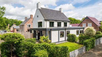 De woning die vroeger werd gebruikt als bankgebouw.
