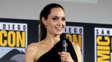 Angelina Jolie op een persconferentie sprekend over haar films