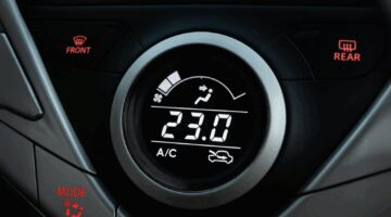 Airco in een auto, waarop 23 graden Celsius afgebeeld staat.