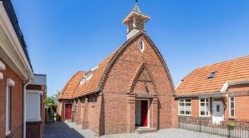 De buitenkant van de kerk die op Funda te koop staat