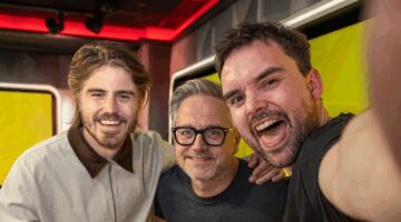 Guus Meeuwis, Maksim Stojanac en Domien Verschuuren tijdens de uitreiking van de Foute Anthem 2025 in de Qmusic-studio.