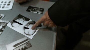 Recherchetafel waarop foto ligt van denkbeeldige Interpol-verdachte.