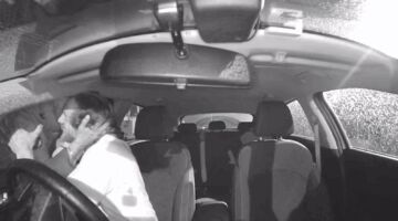 emotionele rit uber moment omhelzing