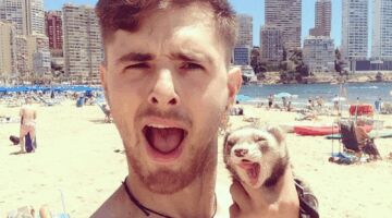 Charlie en zijn geliefde fret Bandit op het strand