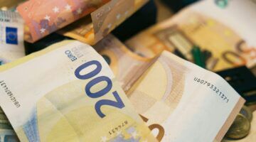 Cashgeld, dat heb je nodig om de hoge prijzen in Nederland te kunnen betalen.