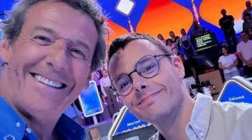 De Franse spelshowdeelnemer en de presentator van het programma.