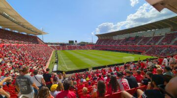Een voetbalstadion, alwaar spelers van de Eredivisie hun salarisrecord moeten verdienen.