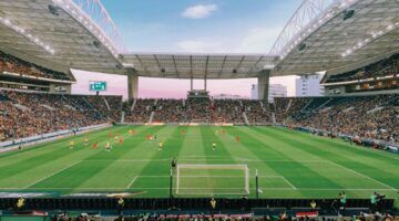 Een voetbalstadion, waarin een voetballer een fikse geldboete wist te verdienen.
