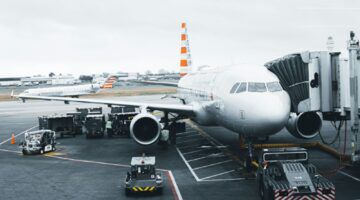 Een vliegtuig voorafgaand aan een vlucht - toen een Chinese vrouw haar kans zag om geluksmuntjes in de motor te gooien.