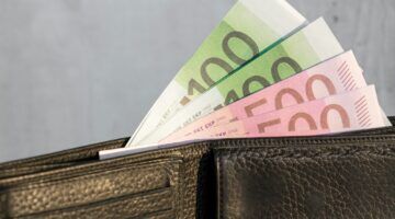 Cashgeld, wat je volgens de ACM kwijt zal raken bij een aantal dure energieleveranciers.