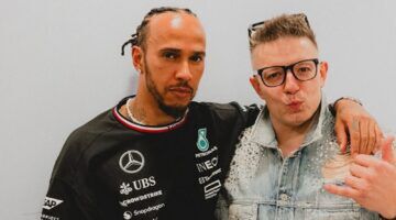 Lewis Hamilton, de man die een peperduur horloge bezit.