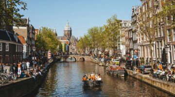 Amsterdam, alwaar de toeristenbelasting torenhoog is.