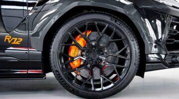 Een velg van de auto van Rico Verhoeven.