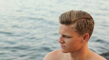 Man met goed haar (hij zal z'n hoofdhuid wel goed verzorgen)