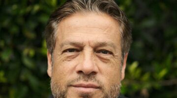 Man met grijze haren