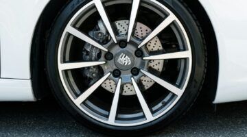 Autoband onder een Porsche wagen