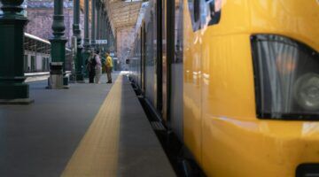 Een trein van de NS op het perron