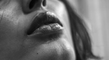 De lippen van een type vrouw die op zoek is naar iets eenmaligs op een dating app