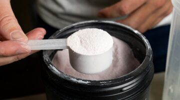 Een schep whey proteïnepoeder, waar ook slechte ingrediënten in zitten