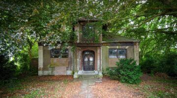 Het spookhuis dat te koop staat op Funda.