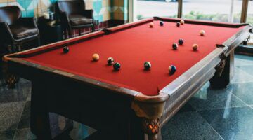 Een pooltafel met een ingewikkelde binnenkant.
