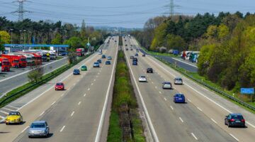 Een snelweg waarop je een boete kun rijden middels een verkeersovertreding.