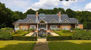 De villa die oogt als een Grieks paleis.