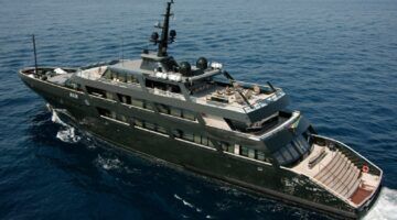 Het superjacht Giorgio Armani.