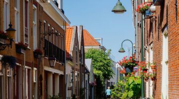 Buitenaanzicht van woningen in Delft, waar de gemiddelde huurprijzen van een studentenkamer in 2025 zijn gestegen