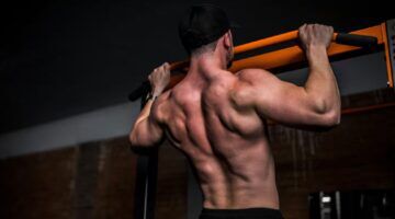 Een man die laat zien hoeveel pull-ups hij kan