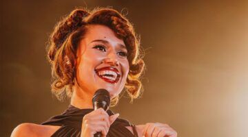 Zangeres Raye tijdens haar optreden op Lowlands 2025