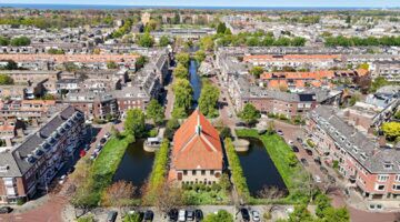 Buitenaanzicht van de voormalige kerk in Den Haag