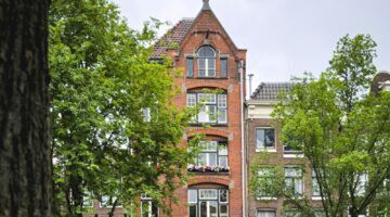 Buitenaanzicht van een huis in Leiden, waar de huizenprijzen ook gestegen zijn