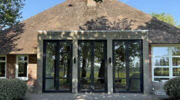Buitenaanzicht van een luxe woonboerderij, die op Funda aangeboden wordt