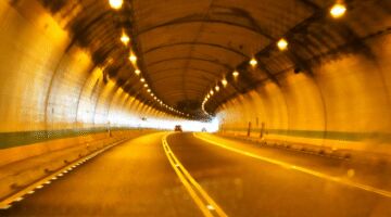 Verlichte auto-tunnel