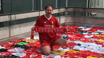 man met duizend Liverpool voetbalshirts