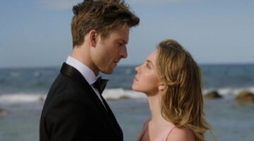 Glen Powel en Sydney Sweeneu die elkaar leuk vinden in de film Anyone But You