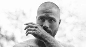 Man die net klaar is met sporten, terwijl hij koorts heeft