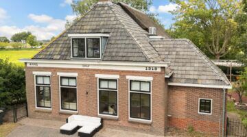 Buitenaanzicht van een mooie woonboerderij op Funda