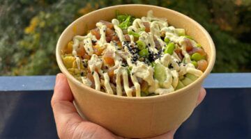 Een goedkope pokébowl, besteld bij Uber Eats