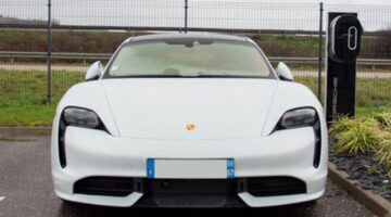 Een elektrische auto, waarvan de werkelijke actieradius vaak lager uitvalt