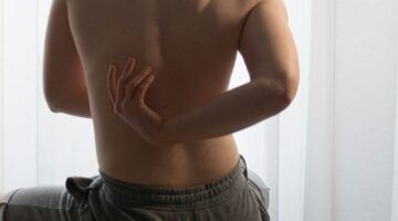 Een man met rugpijn, dat veroorzaakt kan worden door een tekort aan vitamine D