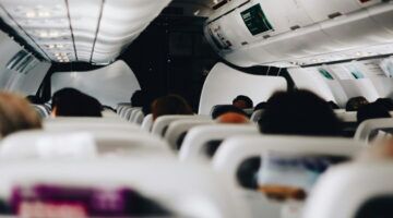 Een afbeelding van de binnenzijde van een vliegtuig bron Unsplash/ Nathana Rebouças