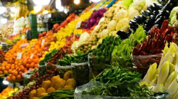Fruit op een markt tentoongesteld door Sepehr Behnamifar