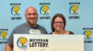 Amerikaanse vrouw Tammy Carvey met poseert met een cheque