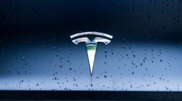 Het logo van een elektrische auto van Tesla