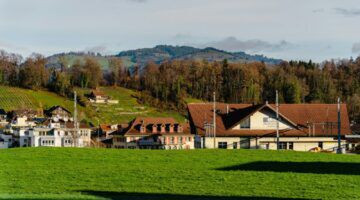 Het Zwitsers dorpje, waar je een boete krijgt als je er snel doorheen rijdt
