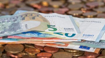 Geld, wat werkgevers hun personeel steeds meer moeten betalen.